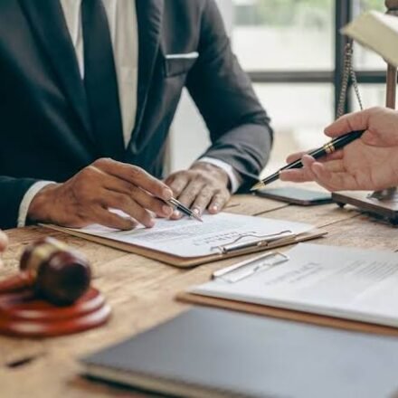 An image illustration of an attorney explaining an asbestos lawsuit to a client diagnosed with mesothelioma.