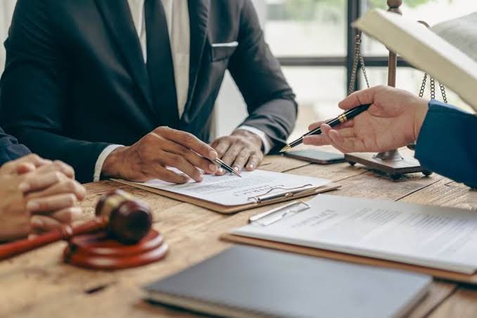 An image illustration of an attorney explaining an asbestos lawsuit to a client diagnosed with mesothelioma.